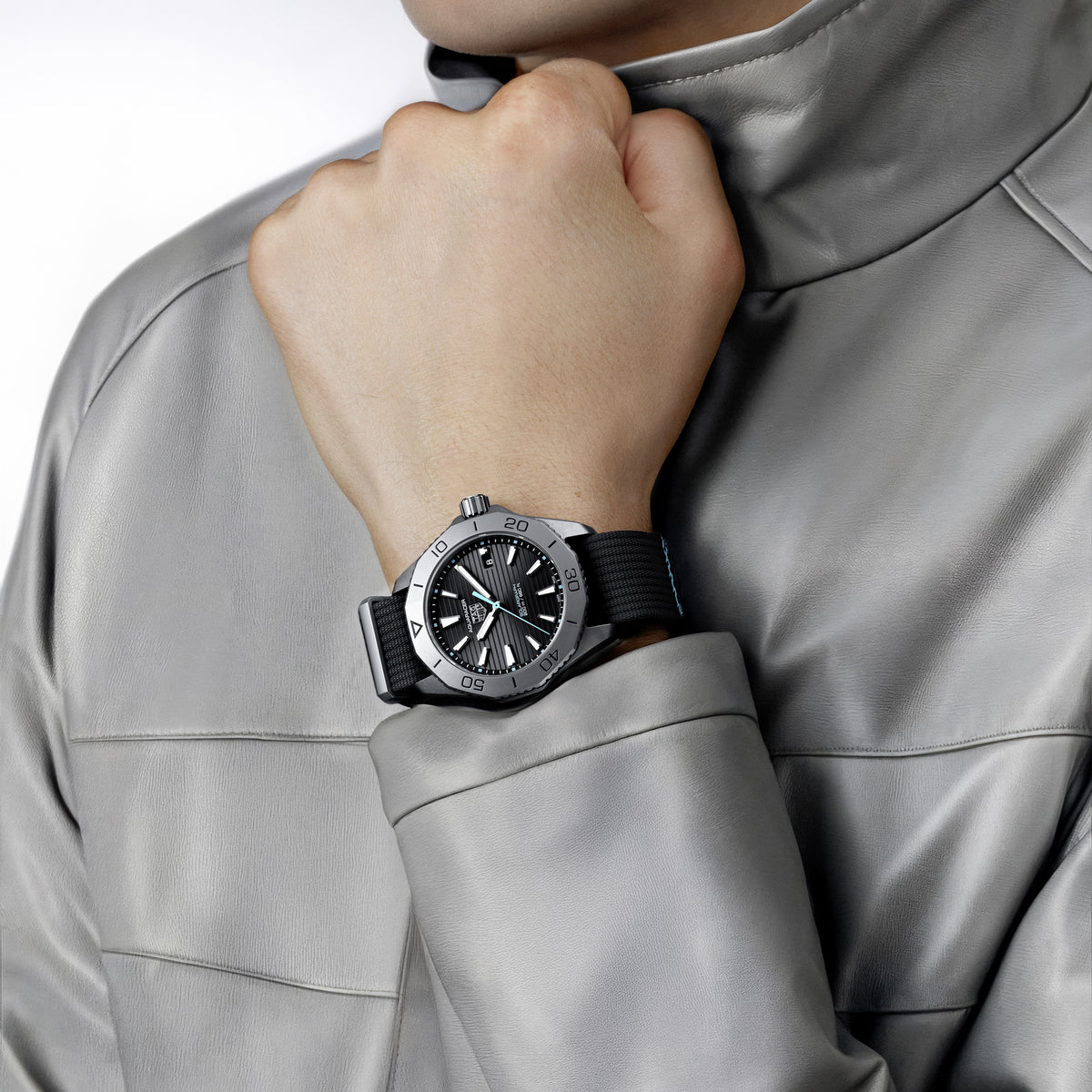 TAG Heuer Aquaracer 40mm Solargraph Black Sunray brushed Dial Grey Fabric Watch
