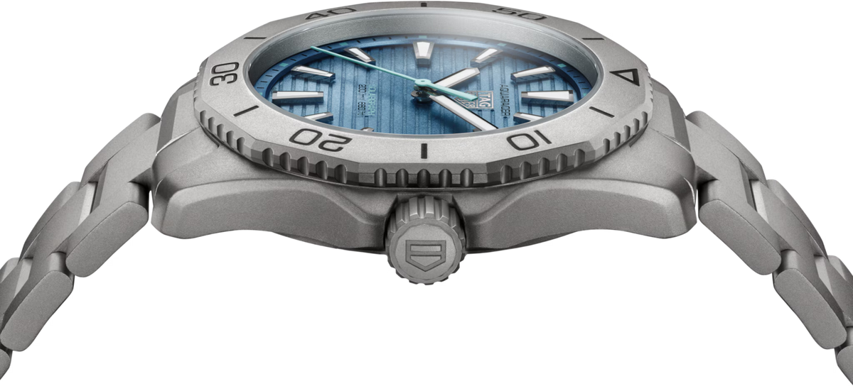 TAG Heuer Aquaracer 40mm Solargraph Blue Sunray brushed Dial Silver Titanium Watch
