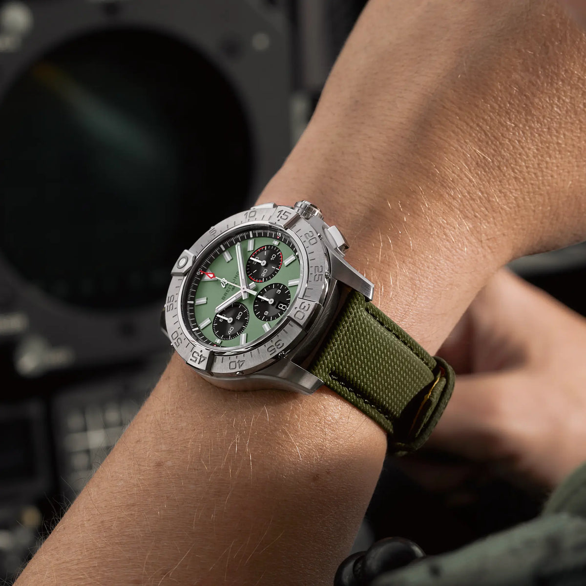 [SIMCHA-TOP500:BREITLING:AB0147101L1X1:05] Breitling Avenger B01 Chronograph 44 – AB0147101L1X1 official image