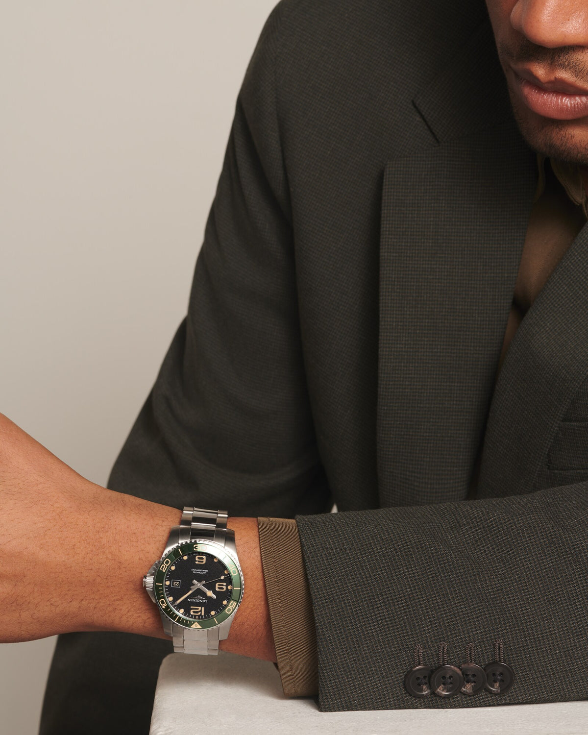 [SIMCHA-OFFICIAL-GALLERY:L3.781.4.05.6:11] Longines HydroConquest 41.00mm Automatic Black Dial Stainless Steel Bracelet Watch — official gallery view 11