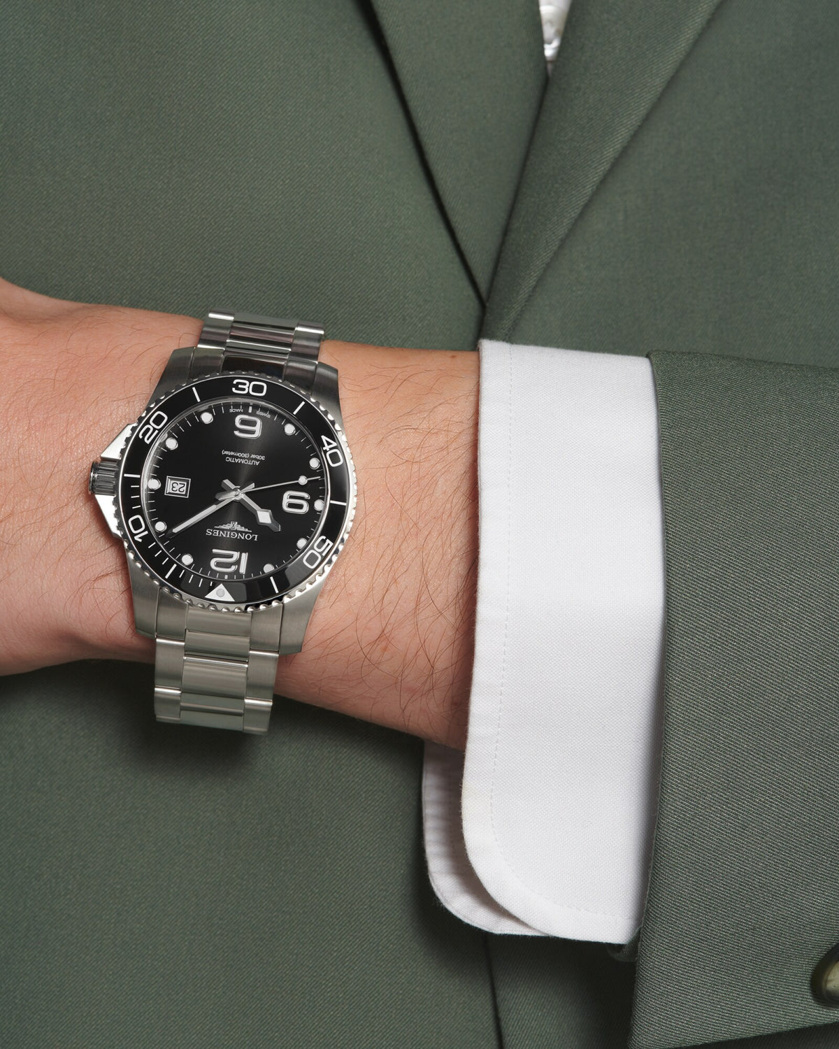 [SIMCHA-OFFICIAL-GALLERY:L3.781.4.56.6:05] Longines HydroConquest 41.00mm Automatic Sunray black Swiss Super-LumiNova® Dial Stainless Steel Bracelet Watch — official gallery view 5