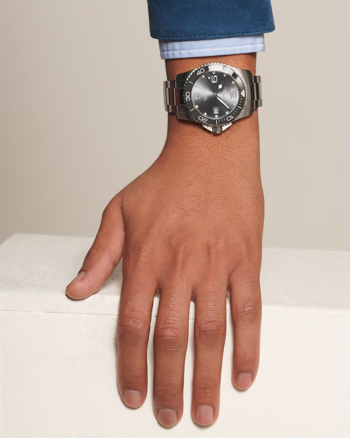 [SIMCHA-OFFICIAL-GALLERY:L3.781.4.76.6:05] Longines HydroConquest 41.00mm Automatic Sunray grey Dial Stainless Steel Bracelet Watch — official gallery view 5