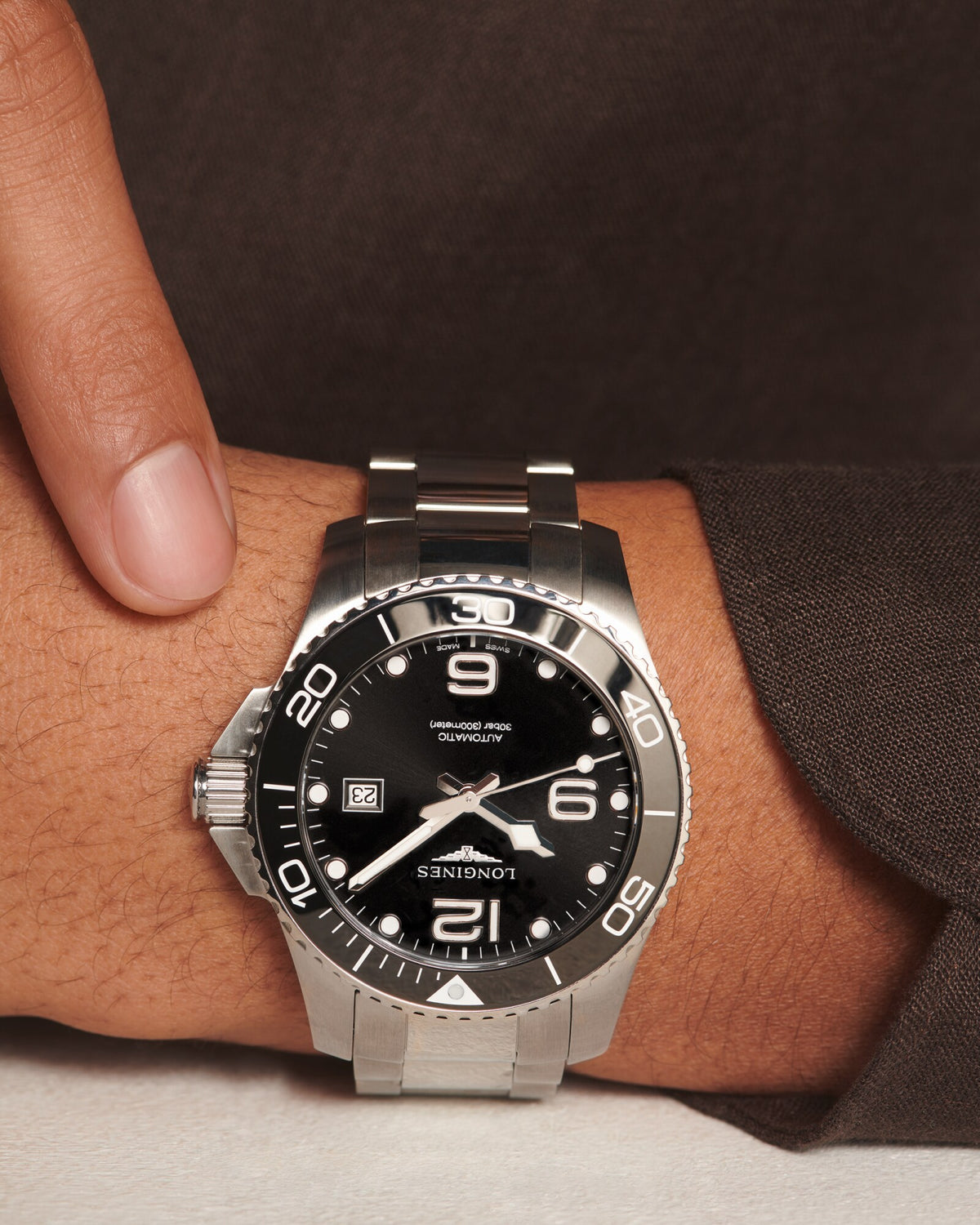 [SIMCHA-OFFICIAL-GALLERY:L3.782.4.56.6:03] Longines HydroConquest 43.00mm Automatic Sunray black Dial Stainless Steel Bracelet Watch — official gallery view 3