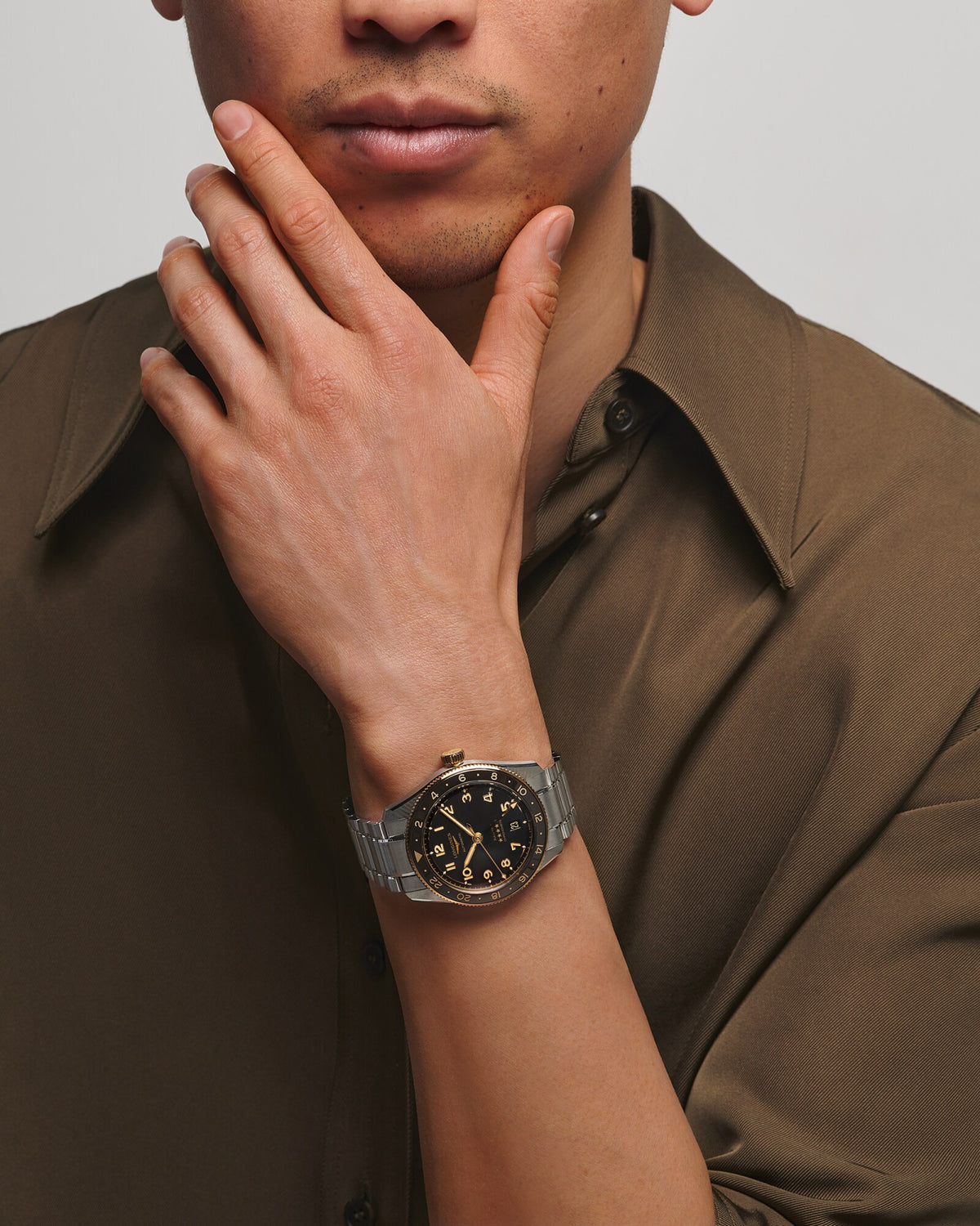 [SIMCHA-TOP500:LONGINES:L3.812.5.53.6:05] LONGINES SPIRIT ZULU TIME L3.812.5.53.6 Automatic, Stainless steel and 18 karat yellow gold cap 200, Anthracite, Bracelet Watch - Wristshot 2