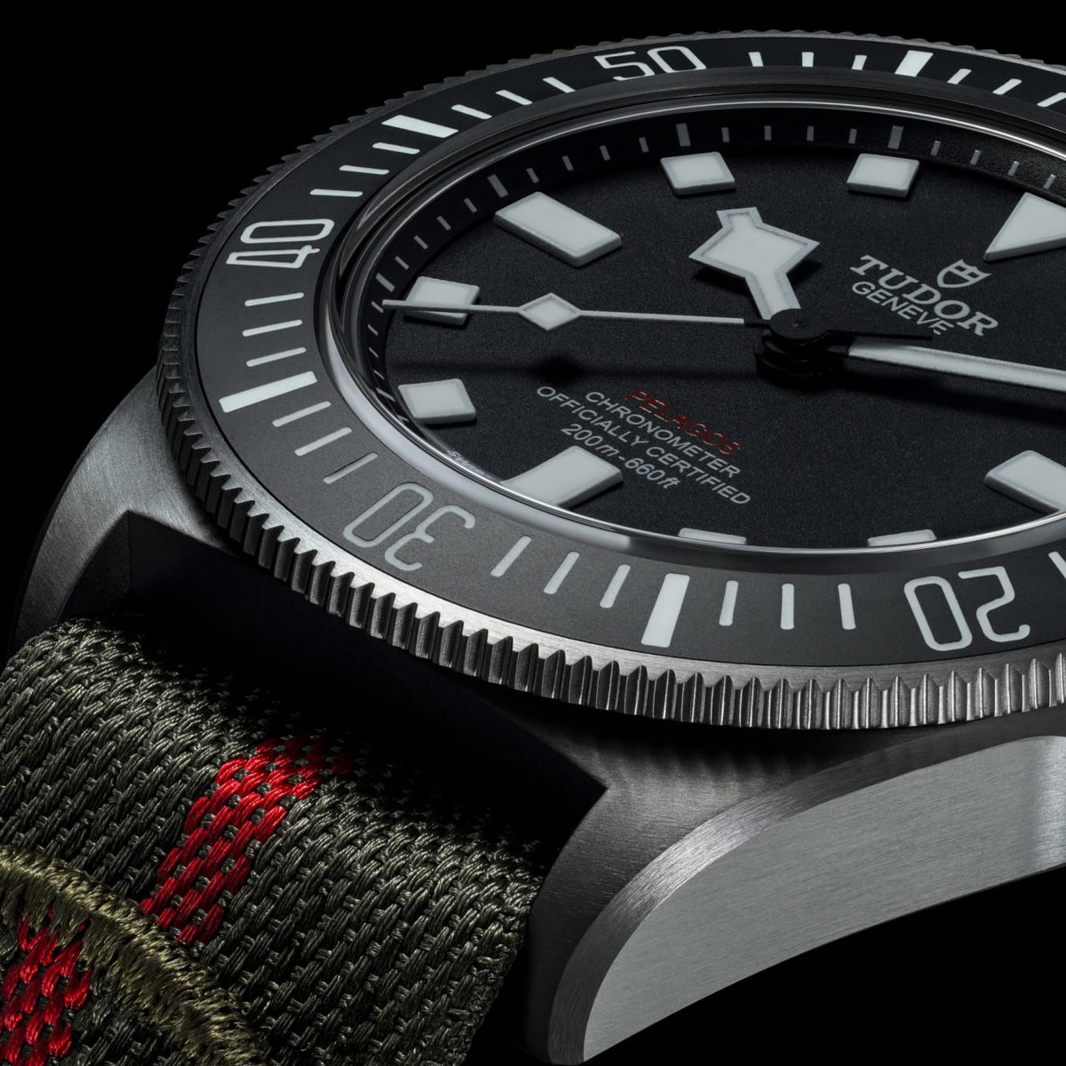 [SIMCHA-TOP500:TUDOR:M25717N-0001:09] Pelagos FXD Manufacture Calibre MT5602 42mm titanium case Green fabric strap with red band Complimentary strap