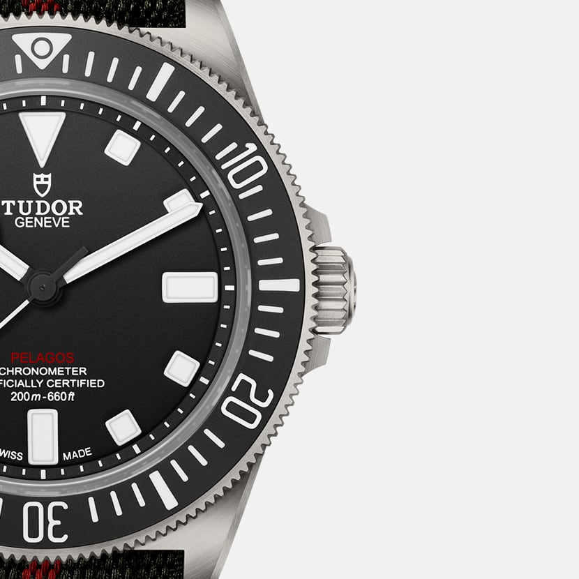 [SIMCHA-TOP500:TUDOR:M25717N-0001:11] Pelagos FXD Manufacture Calibre MT5602 42mm titanium case Green fabric strap with red band Complimentary strap