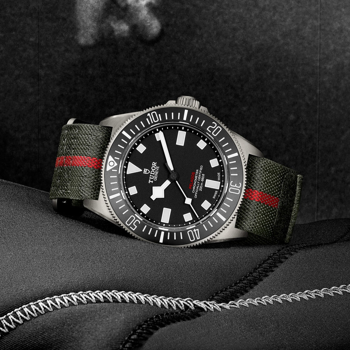 [SIMCHA-TOP500:TUDOR:M25717N-0001:07] Pelagos FXD Manufacture Calibre MT5602 42mm titanium case Green fabric strap with red band Complimentary strap