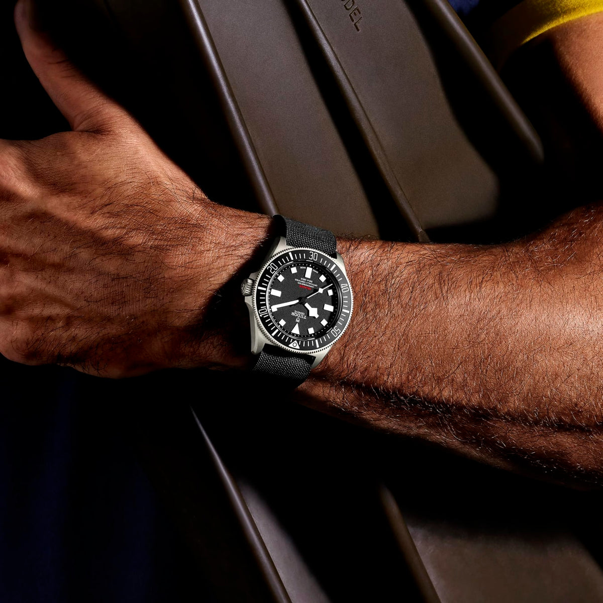 [SIMCHA-TOP500:TUDOR:M25717N-0001:06] Pelagos FXD Manufacture Calibre MT5602 42mm titanium case Green fabric strap with red band Complimentary strap
